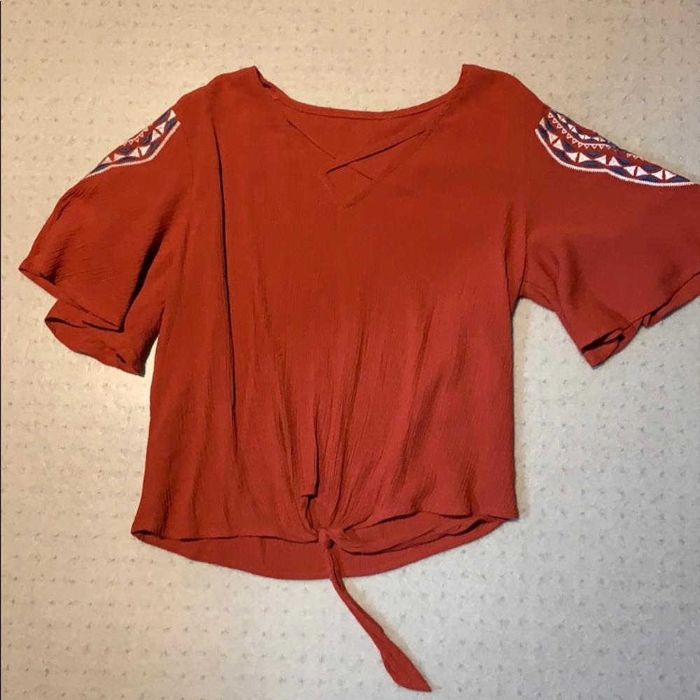 Red crop shirt with embroidery